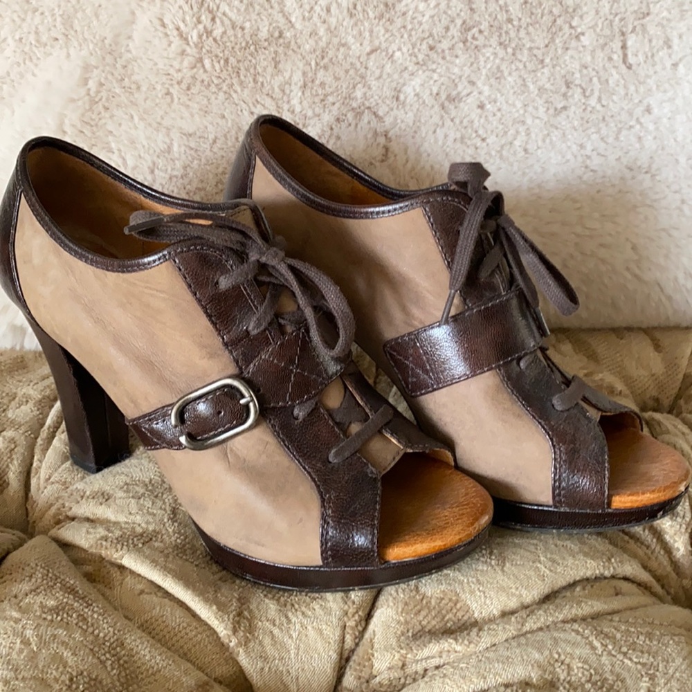 Women’s Naya heels size 9.5 with buckle and tie